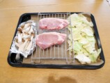 豚肉、キャベツ、しめじを並べた様子