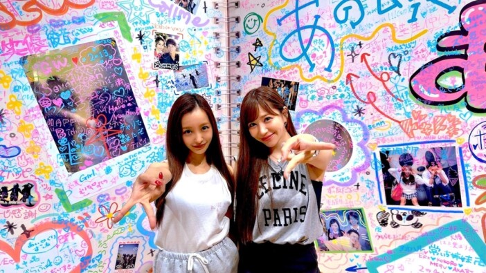 板野友美＆河西智美、ギャル姿で『平成恋愛展』を紹介　当時の“好きな人エピソード”明かす