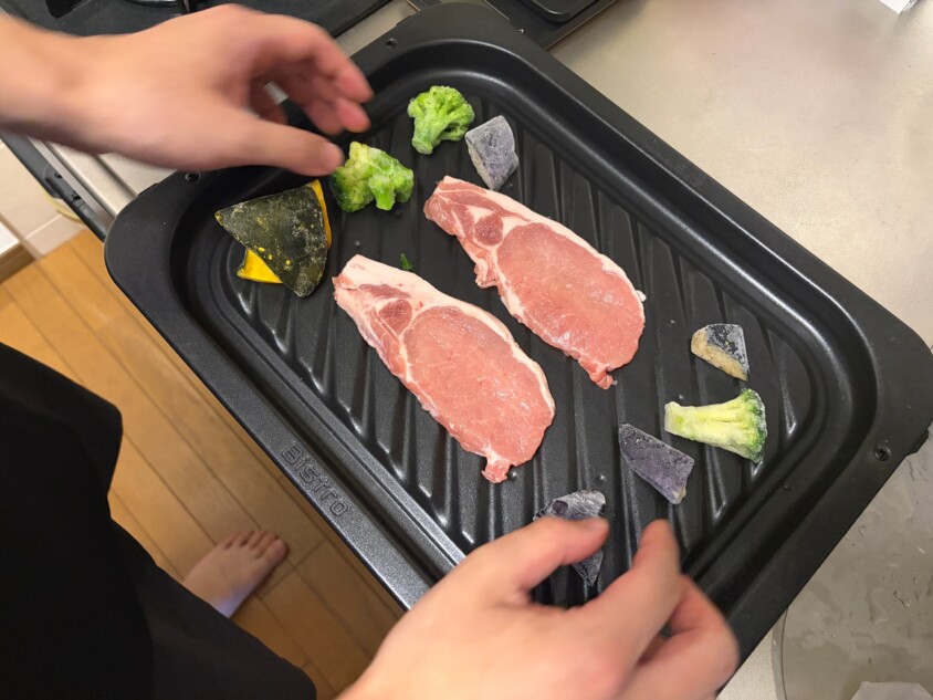 肉と野菜を並べている様子