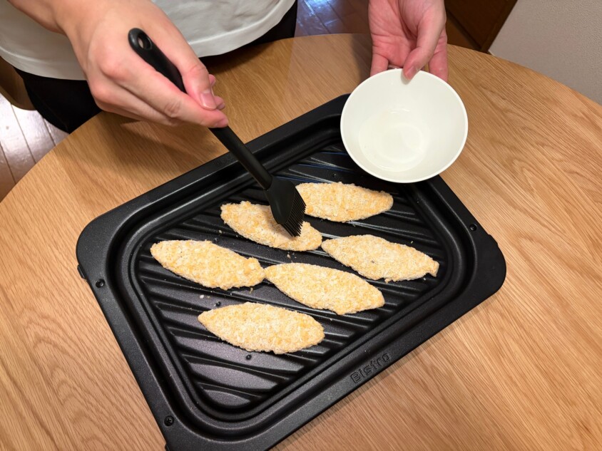ハケで油を塗っている様子