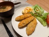 揚がったフライを盛り付けた皿