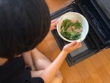 食材をオーブンに入れる様子