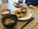 料理を並べた食卓