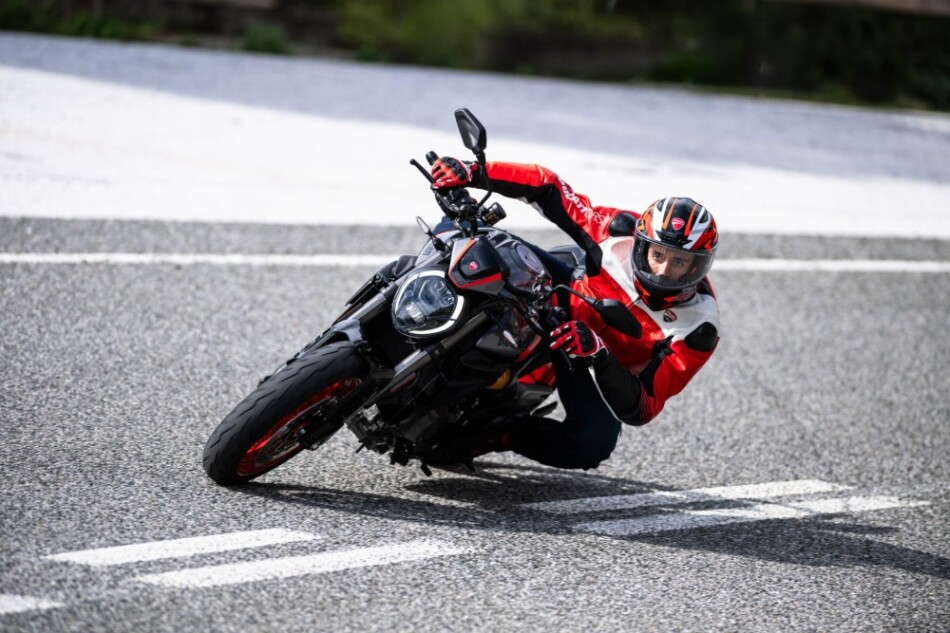 新型モンスター スポーツカラー 走行イメージ