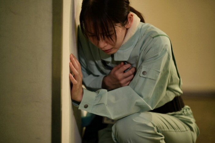 苦悶の表情を浮かべる吉岡里帆と奈緒の“極限状態” 『シャドウワーク』新場面写真公開