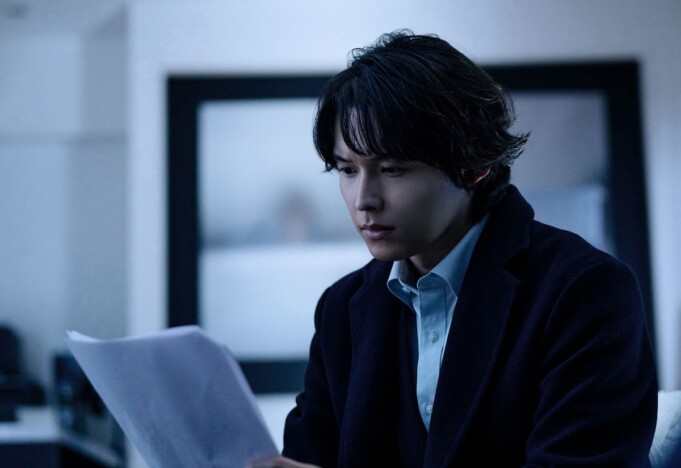 “事件の真相”を追う松村北斗と今田美桜　『白鳥とコウモリ』新場面写真公開
