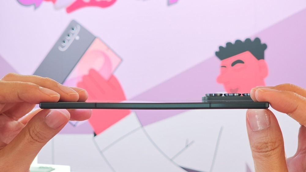 Samsung Galaxy Z Fold8 Ultra 側面