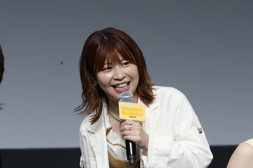 緑の親友・紬役のAマッソ加納(C)AbemaTV,Inc.