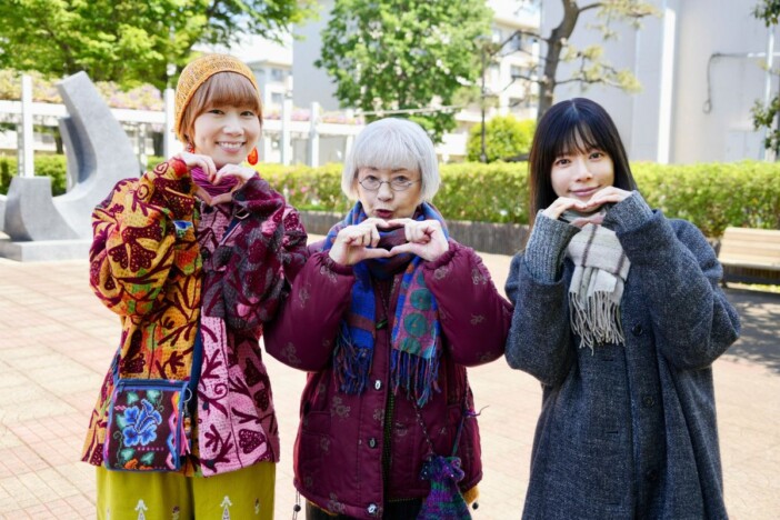 桜井ユキら3人が仲良くハートポーズ 『しあわせは食べて寝て待て』SPオフショット公開