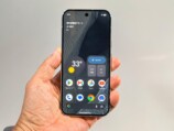 『Pixel 11 Pro』を持っている様子
