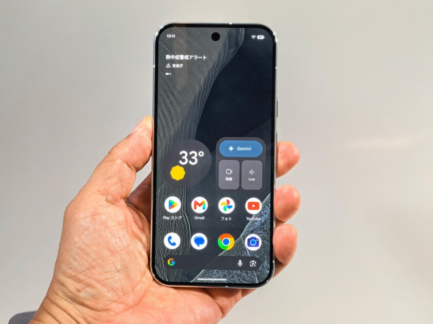 『Pixel 11 Pro』を持っている様子