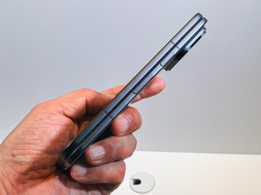 『Pixel 11 Pro Fold』側面 畳んだ状態