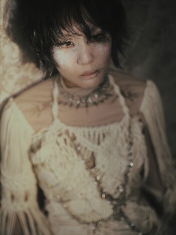 水咲加奈、柴草玲&根岸孝旨参加の新曲「ナイフ」配信リリース 平木希奈が手掛けたMVも公開