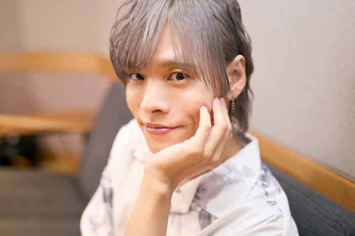 声優・岡本信彦が明かす『フォグランド』の予測不能な面白さ 「読者を飽きさせないテンポが徹底されている」