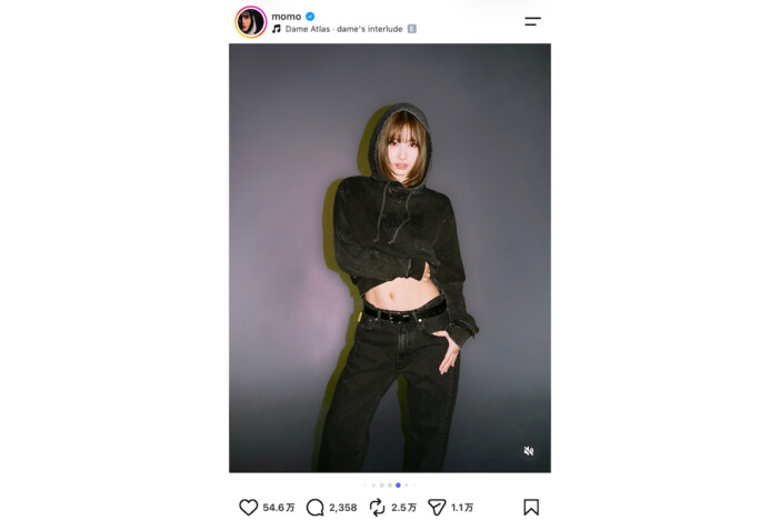 TWICE MOMO、ヘソ出しコーデやモンチッチを抱えるショット Onitsuka Tigerを着こなす姿に「スタイル良き」「美人すぎる」