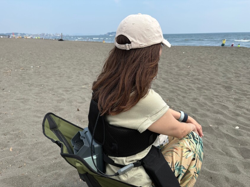椅子に座っている様子