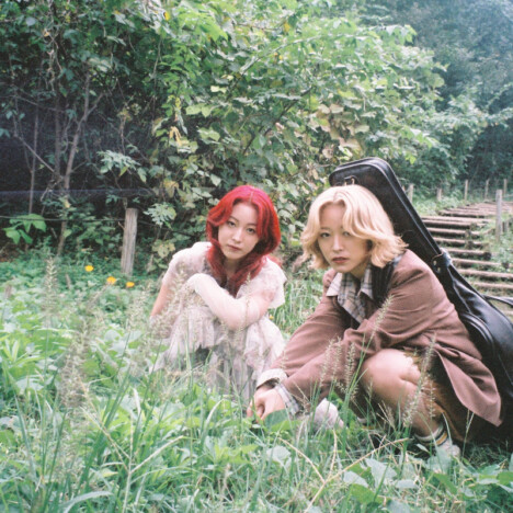 双子姉妹ユニット weak.butterfly、2ndシングル「人間界の密かな恋」MV公開 監督 須藤蓮と再タッグ
