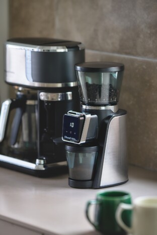 地味だけどコーヒー好きには嬉しい機能、静電気を抑えて粉の飛び散りを軽減 ラッセルホブスラッセルホブス『スマートコーングラインダー』9月発売