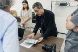タブレットを持っている様子