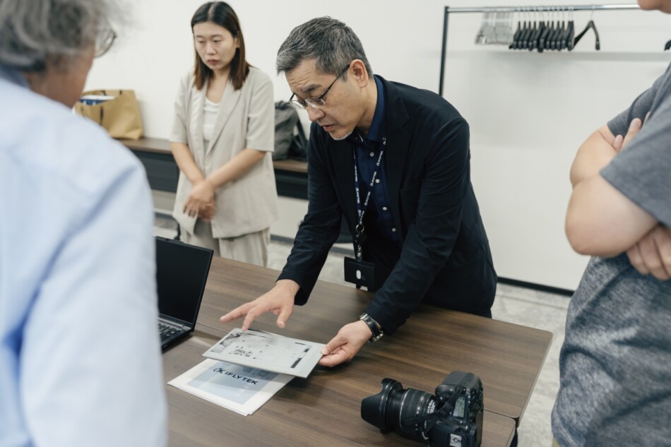 タブレットを持っている様子