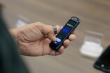 『iFLYTEK AIボイスレコーダー P1 Pro』を持っている様子