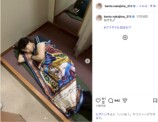 中島健人、遊戯王キャラに包まれて幸せな寝顔の画像
