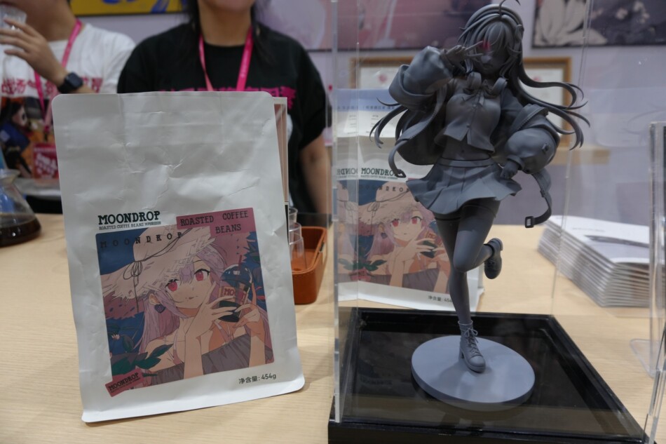ブース内で飾られているフィギュアなどアイテム
