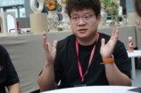 語っている様子