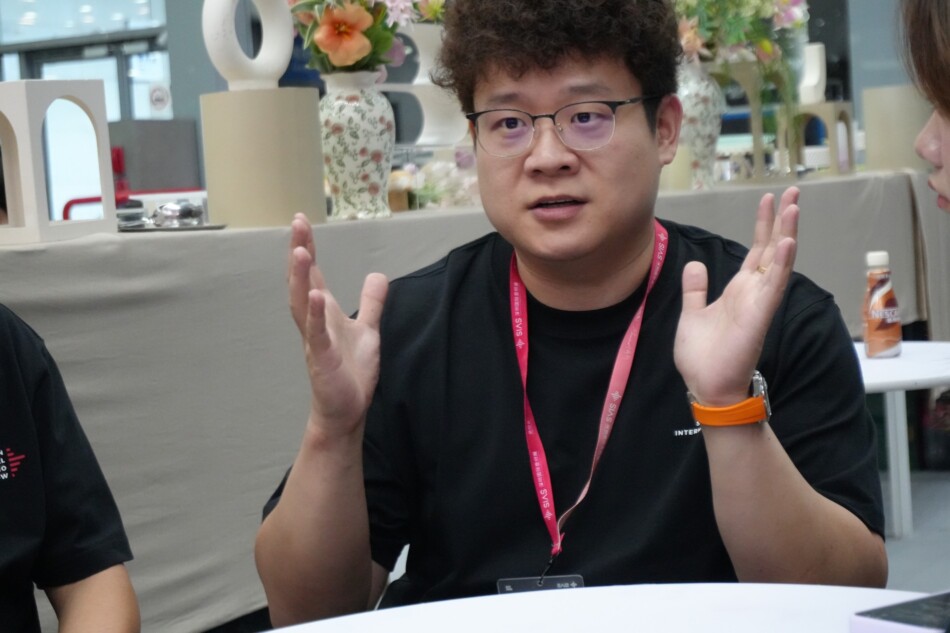 運営について語っている様子