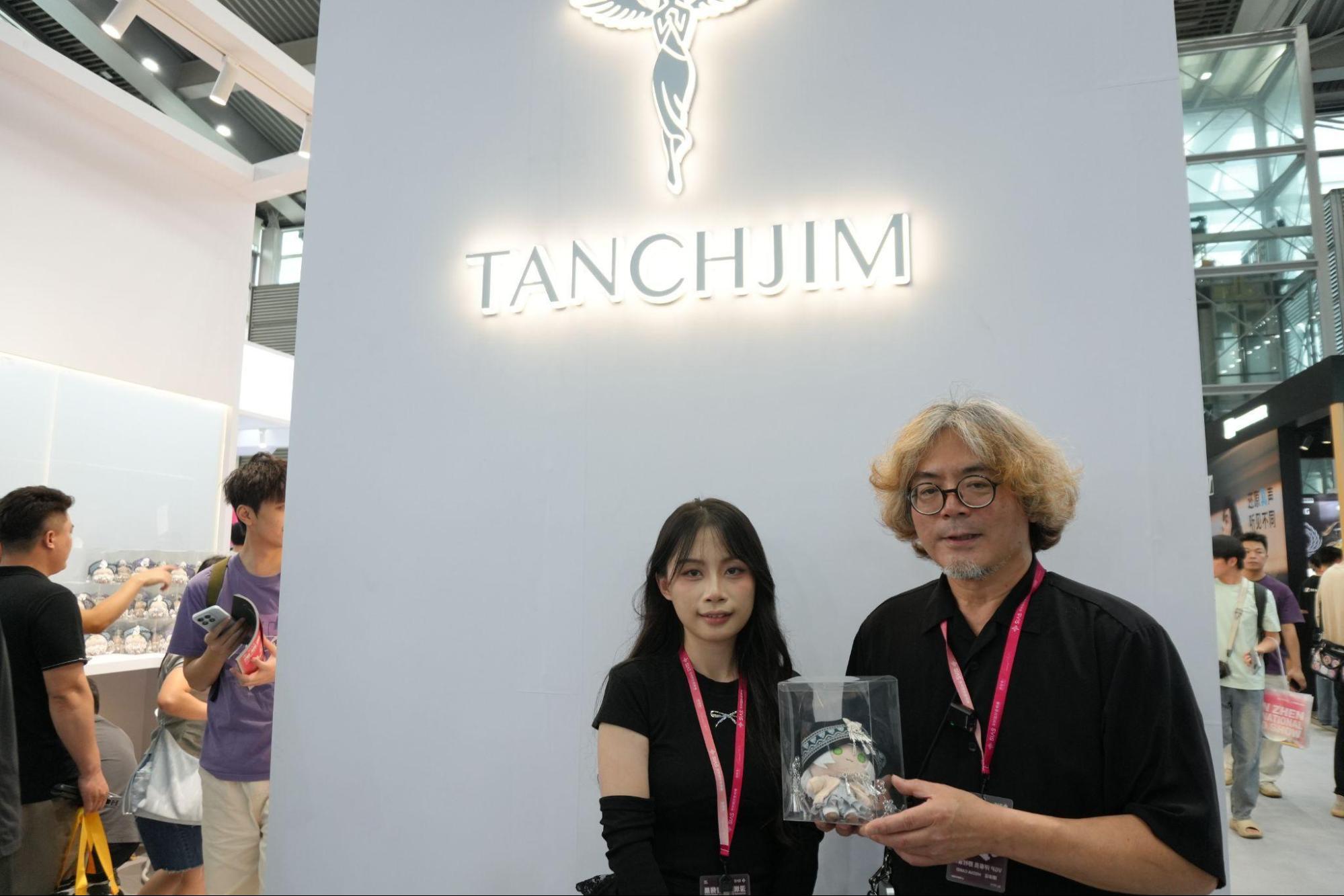 TANCHJIMブースに訪れる筆者
