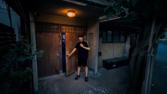 はじめしゃちょー、古民家で“青鬼”の世界を体験 リアルすぎる青鬼に追い詰められ絶叫「マジ怖い」