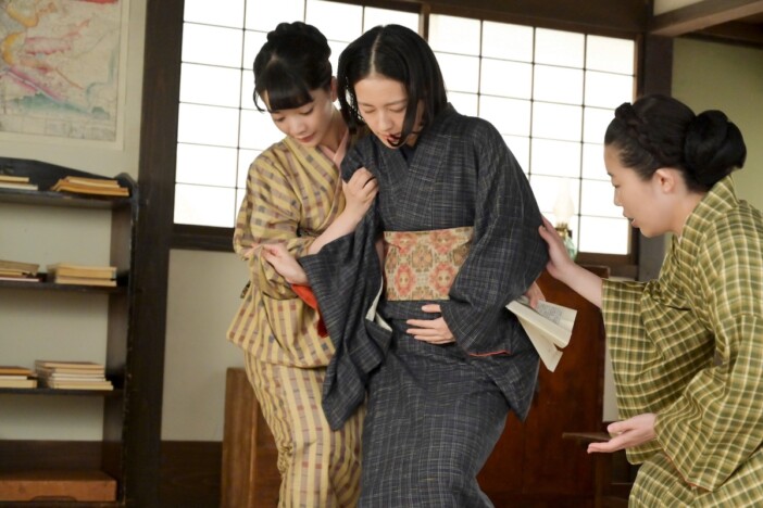 『風、薫る』第107話、直美(上坂樹里)を心配したりん(見上愛)が小川家を訪ねる