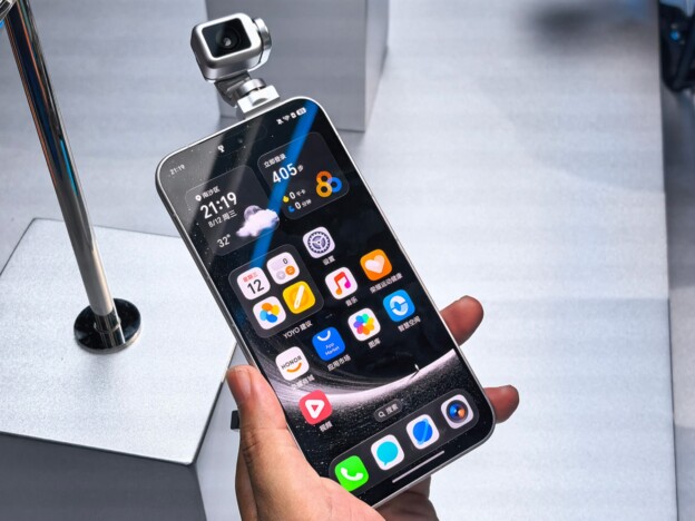 マニア必見、スマホの裏からカメラが飛び出す！　AI時代の未来のスマホ『Robot Phone』を使ってみた