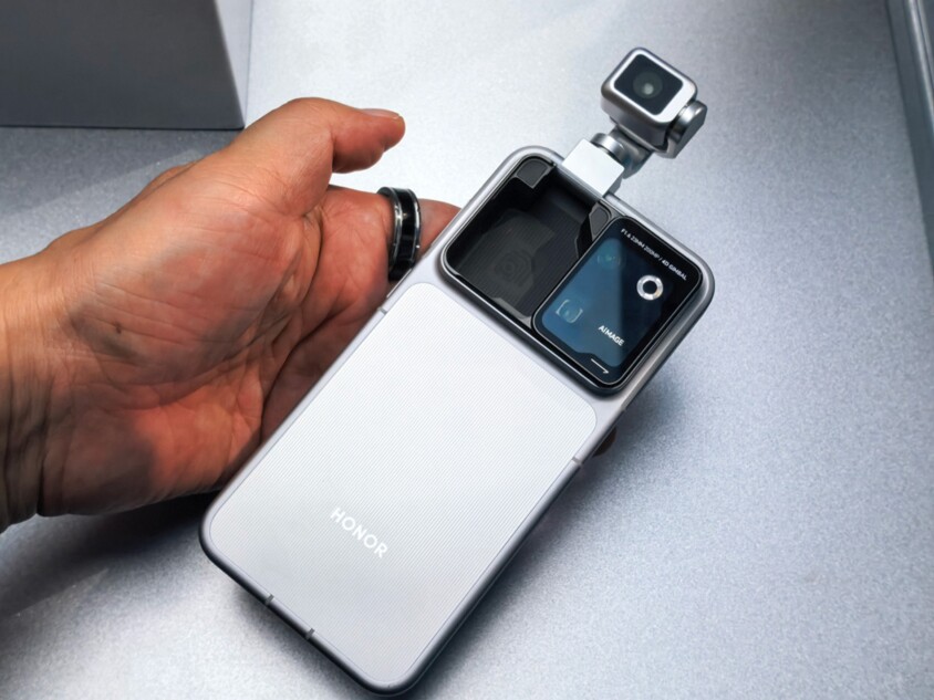 『Robot Phone』 背面 ジンバルカメラ起動中