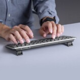 サンワサプライ、3台接続対応キーボード発売の画像
