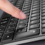 サンワサプライ、3台接続対応キーボード発売の画像