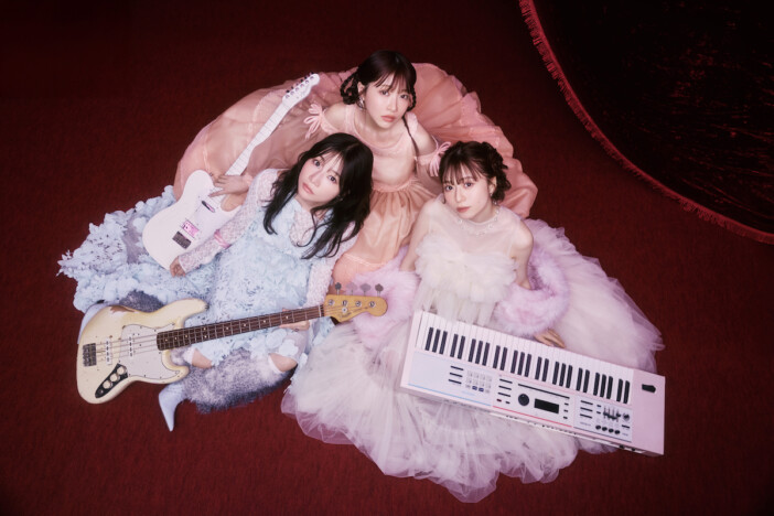 SILENT SIREN、8年ぶりのアニメタイアップ 新曲「ニコイチ!」が『タヌキとキツネ』主題歌に