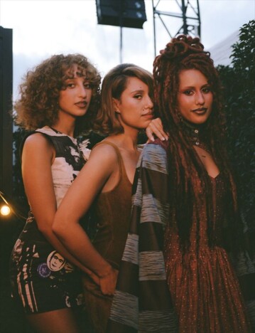 RAYE、アルバムより妹2人との共演シングル「Joy.」配信リリース　ロンドンを駆け巡るMVも公開