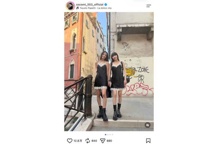 Cocomi、Kōki,との美脚際立つ“姉妹ルック”公開　黒のキャミワンピコーデでヴェネチアの街を歩く姿も