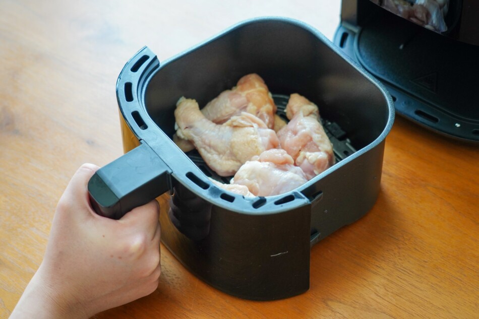 鶏手羽元をバスケットの中に