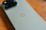 Googleのロゴも刻まれた背面