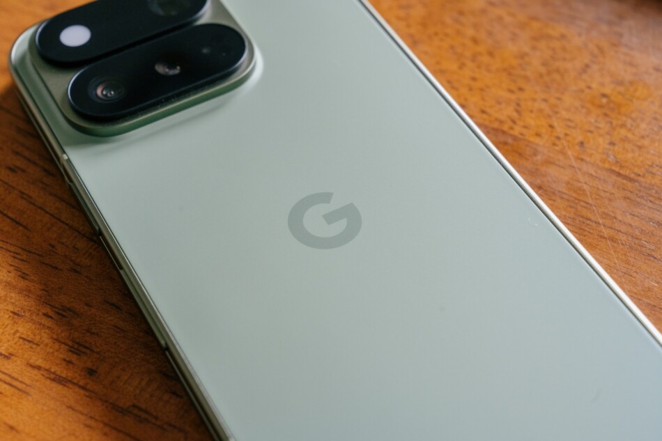 Googleのロゴも刻まれた背面
