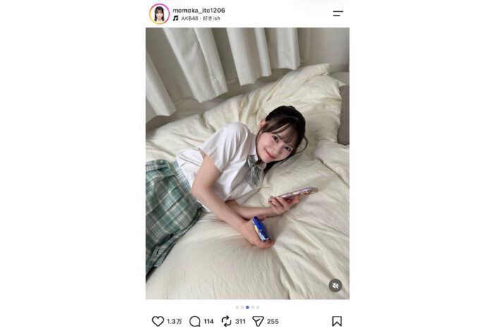 AKB48 新エース 伊藤百花、制服×ポニーテールでベッドに寝転がる オフショに「可愛すぎる…!」「憧れの先輩になりたかった」