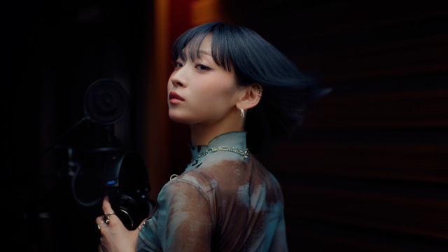 HANA JISOO「いち髪　PREMIER」新CMより