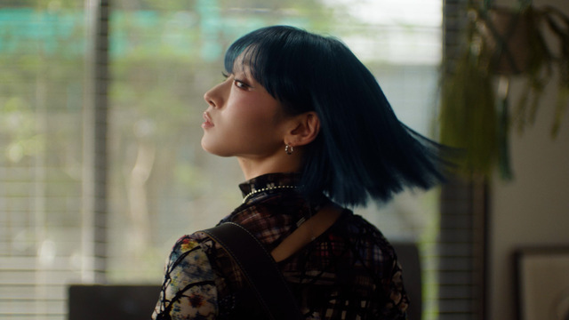 HANA JISOO「いち髪　PREMIER」新CMより