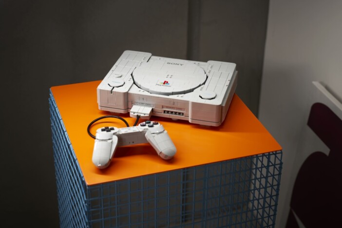 “ほぼ実寸サイズ”のレゴ『プレステ』が10月発売 なんとOPENボタンで開閉も可能