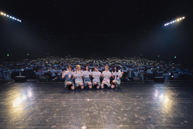izna 日本デビューショーケース「izna JAPAN 1st MINI ALBUM 『HANDLE WITH CARE』発売記念JAPAN DEBUT SHOWCASE」 オフィシャルスチール　©2026 Sony Music Labels Inc./©WAKEONE / photo by Kazumi Watanabe