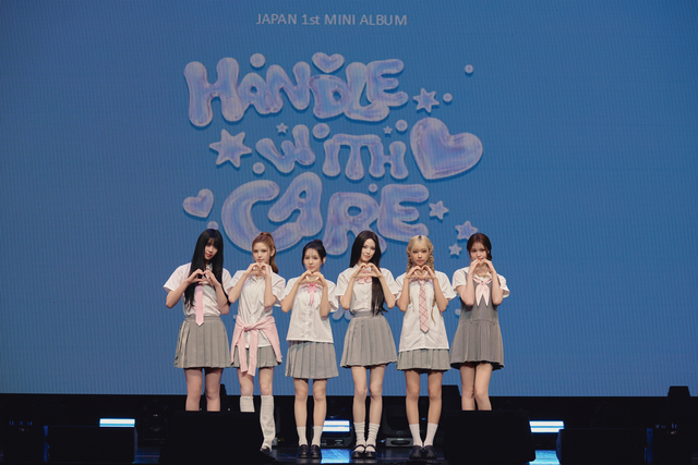 izna 日本デビューショーケース「izna JAPAN 1st MINI ALBUM 『HANDLE WITH CARE』発売記念JAPAN DEBUT SHOWCASE」 オフィシャルスチール　©2026 Sony Music Labels Inc./©WAKEONE / photo by Kazumi Watanabe