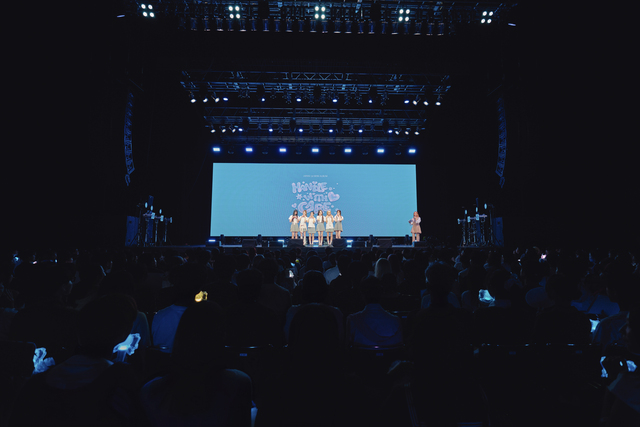 izna 日本デビューショーケース「izna JAPAN 1st MINI ALBUM 『HANDLE WITH CARE』発売記念JAPAN DEBUT SHOWCASE」 オフィシャルスチール　©2026 Sony Music Labels Inc./©WAKEONE / photo by Kazumi Watanabe