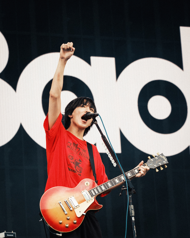 椎木知仁（Gt/Vo）（撮影＝渡邉隼／FUJI ROCK FESTIVAL'26）